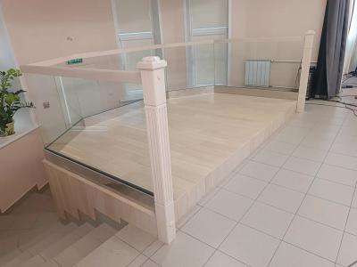 Подиум, ограждение стекло перила и столбы ясень Подиум, ограждение стекло перила и столбы ясень