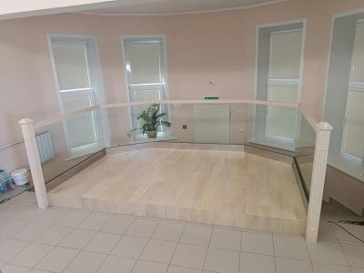 Подиум из ясеня Подиум из ясеня